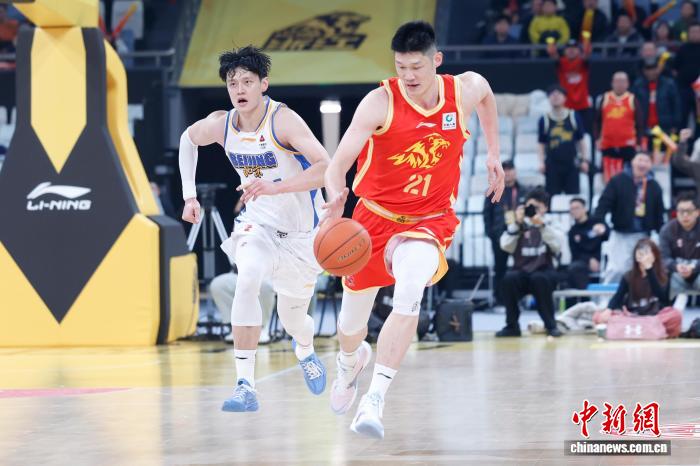 广厦三连胜稳居榜首，京粤遭遇赛季首败，防守
