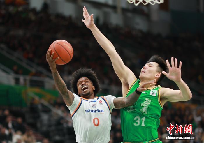 广厦三连胜稳居榜首，京粤遭遇赛季首败，防守