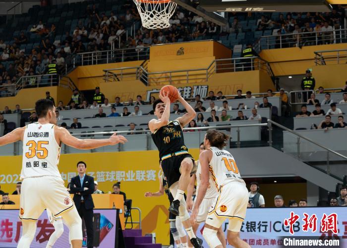 广厦力克山西夺下赛点，锋线双星发威展现强队