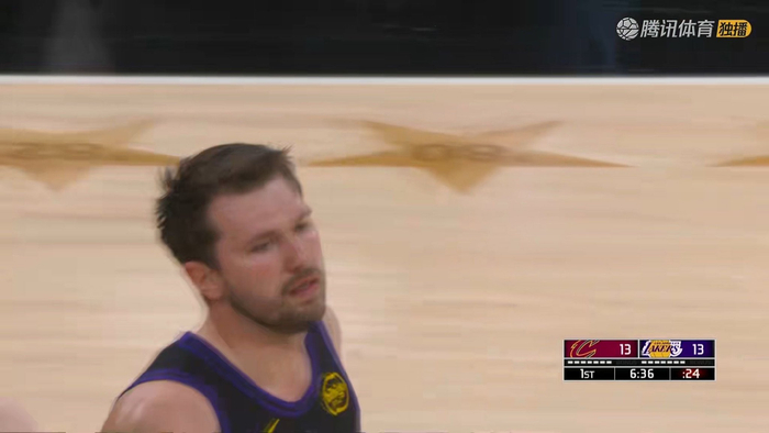 东契奇关键助攻助詹姆斯扳平比分