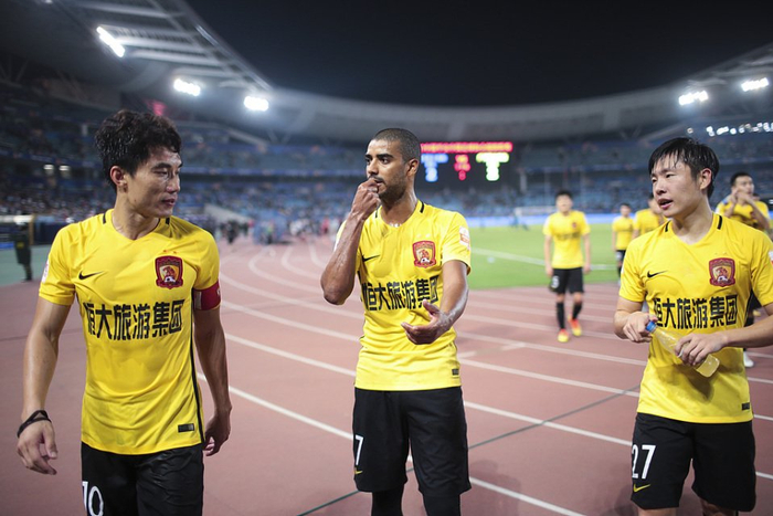 郑智执教青岛西海岸四战惨败 张琳芃转型教练引