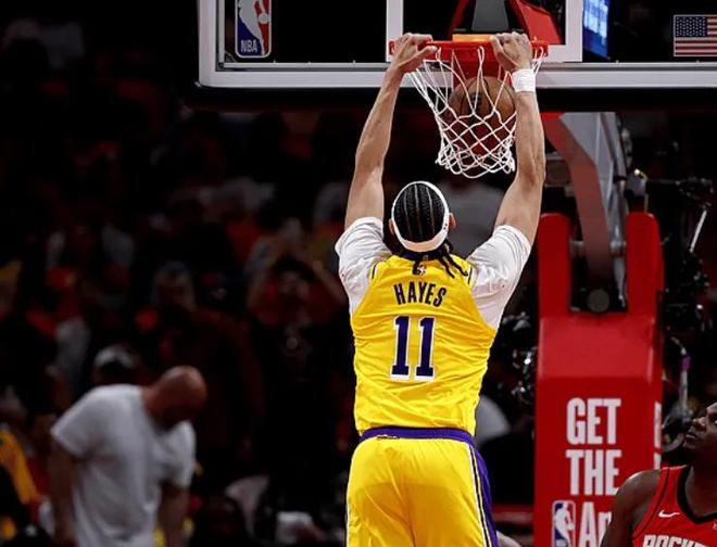 湖人3-0领先火箭 核心球员爆发助球队奠定系列赛