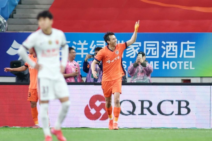 红牌争议引爆海港惨败 青岛海牛客场3球完胜